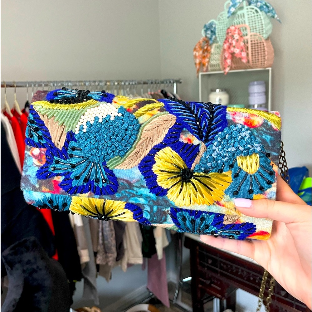 BEAUTIFUL beaded / embroidered Anthropologie clutch / crossbody!! 🌺